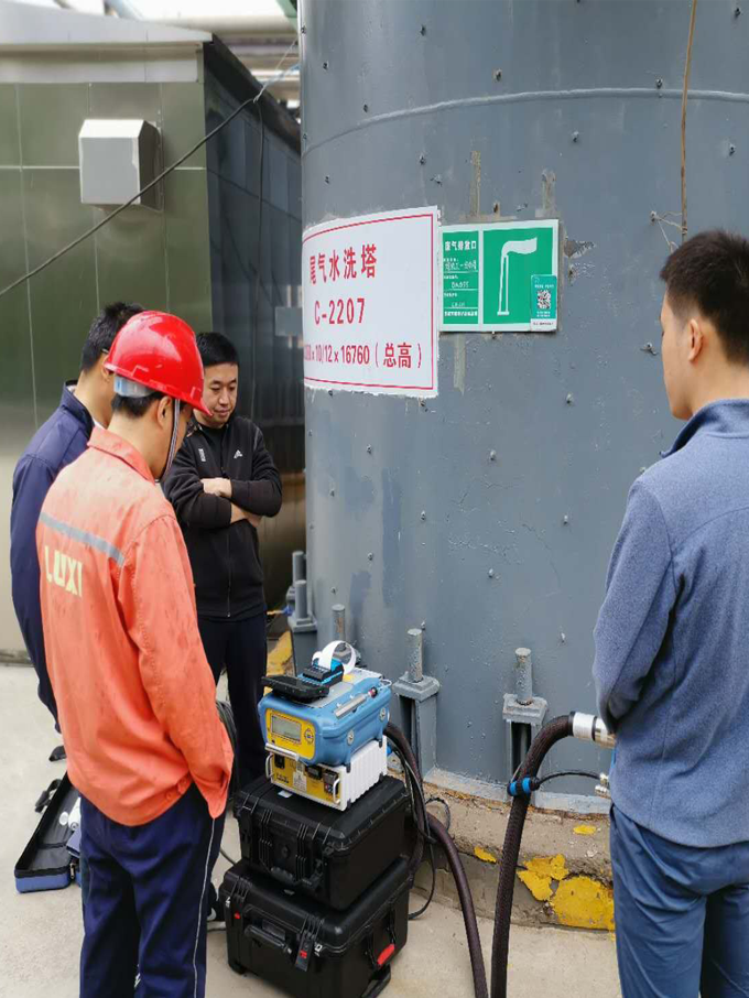 我司人員攜帶非甲烷總烴分析儀奔赴魯西化工測(cè)試現(xiàn)場